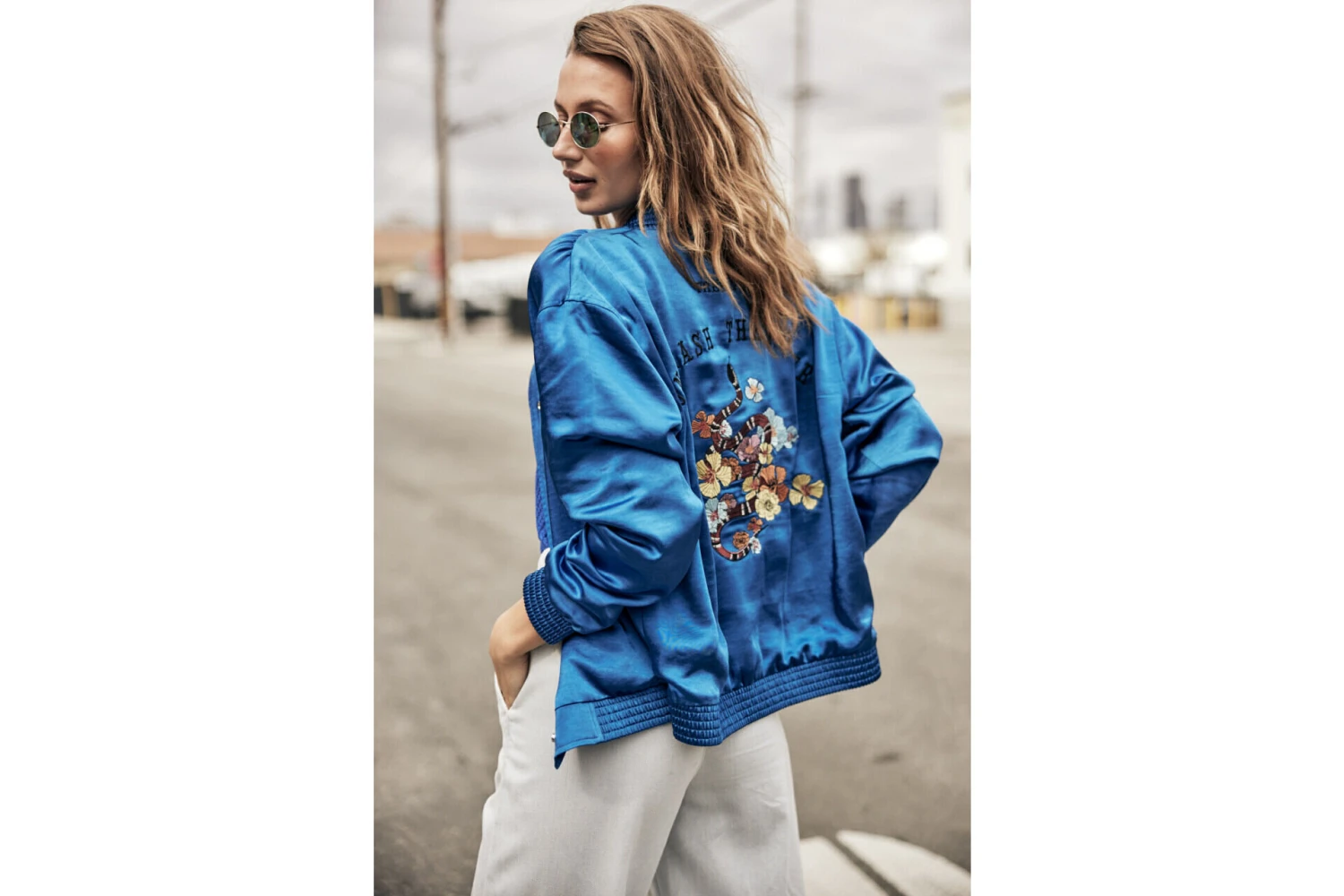 Freeman T. Porter Troopie Snake Bomber Satiné Brodé Femme, Electric Blue – Image 2