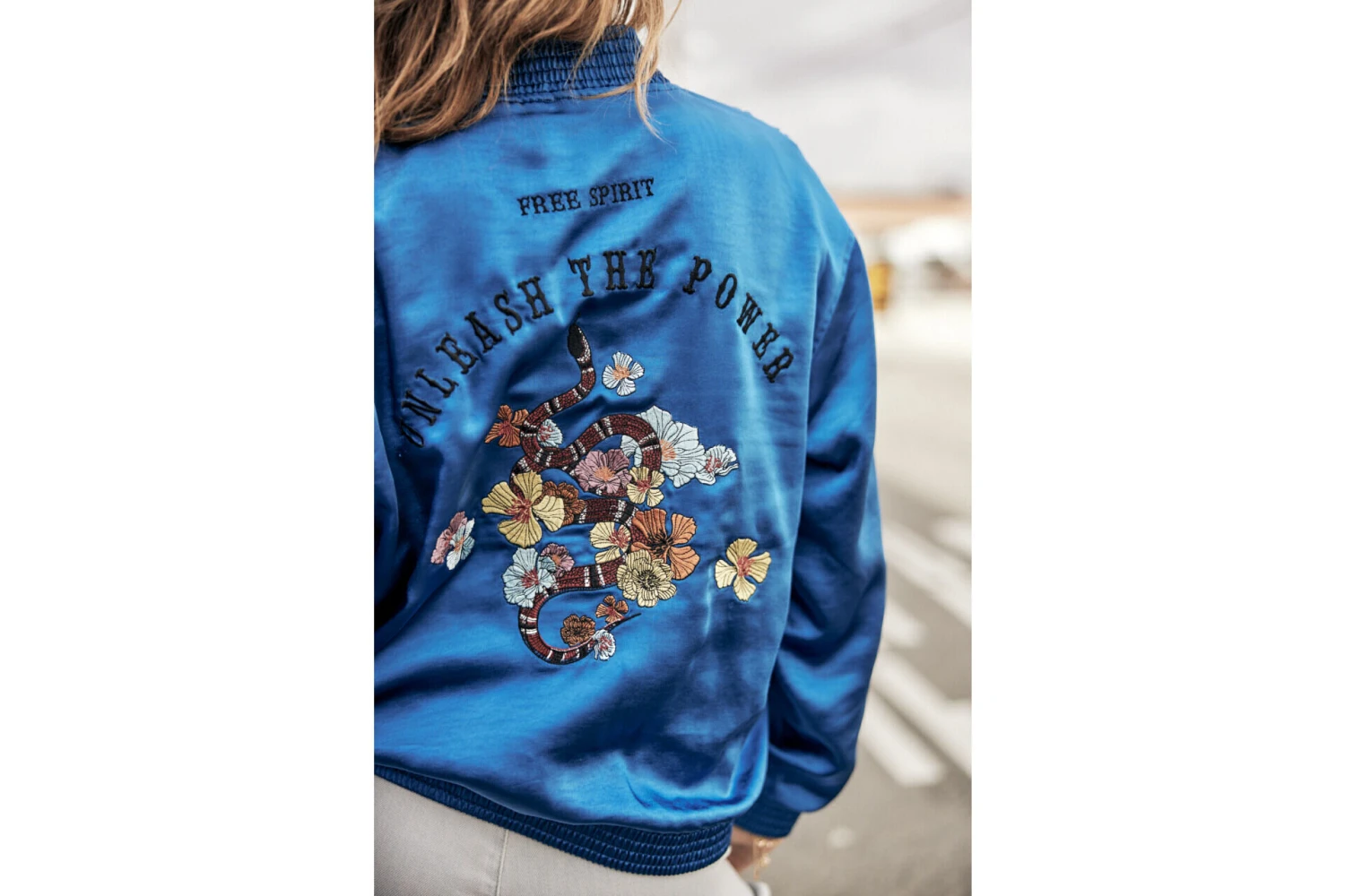 Freeman T. Porter Troopie Snake Bomber Satiné Brodé Femme, Electric Blue – Image 3